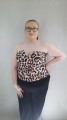 Gorset wykonany z lycra w panterkę. Na wysokości biustu wycięcie w kształcie litery V. Wykończony satynową lamówką w kolorze czarnym.